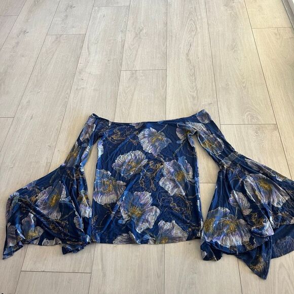 Free People Printed Birds of Paradise Off Shoulder Bell Sleeve Top size L - Picture 1 of 8